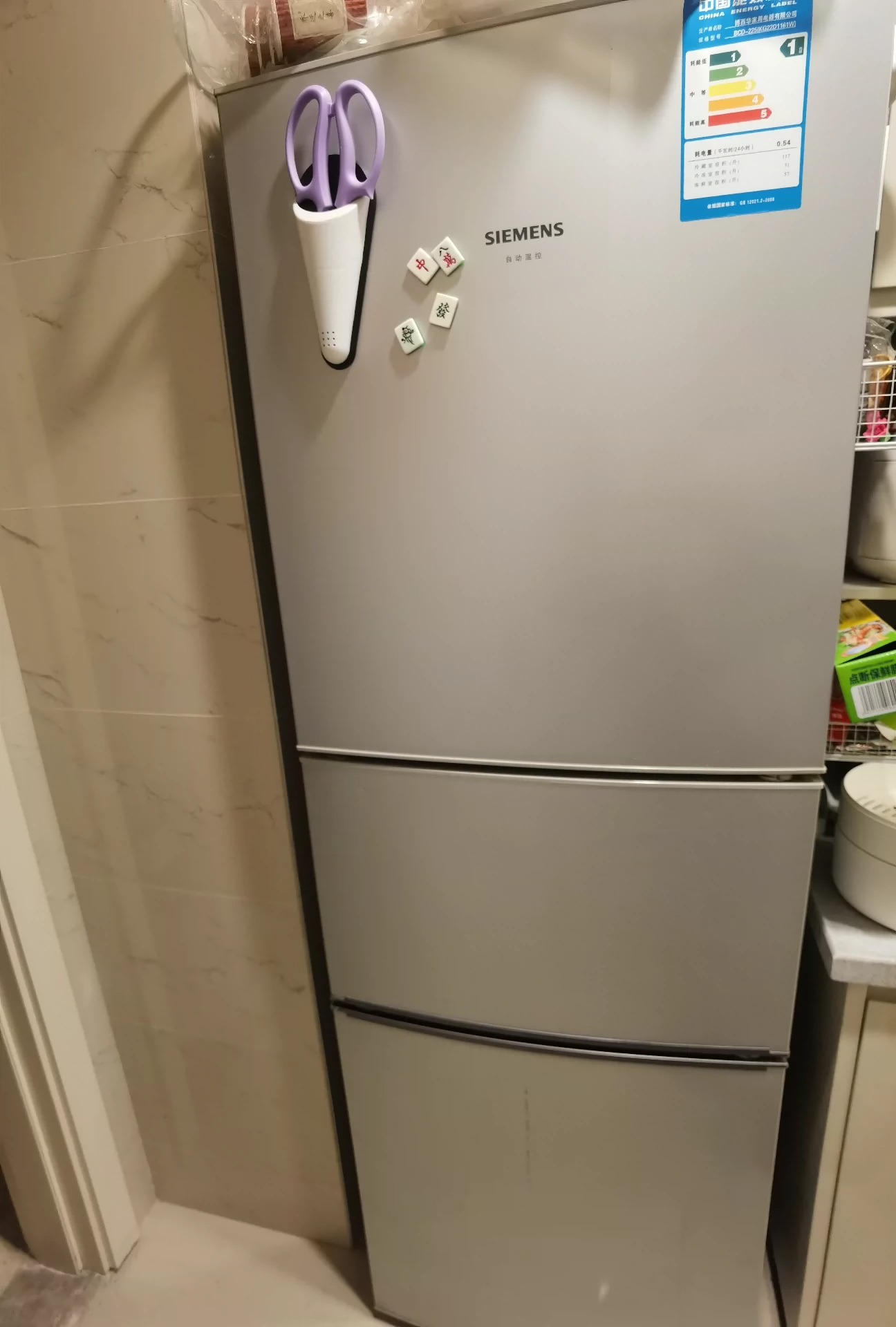 个人闲置西门子一级能耗冰箱225L自动控温三门冰箱 一切功能完好！无拆无修原装好货！外观良好无破损！ 二手物品售出后不退换不退换！ 可以上门看货，价格可小刀！